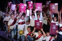  بالصور: حفل تخريج طلاب الصفوف السادسة في مدرسة الرازي بمدينة اللد